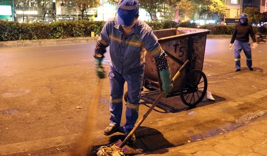 20 năm đón giao thừa ngoài đường, nữ lao công tiết lộ 1 cái Tết 'đặc biệt' khiến ai nghe cũng thương