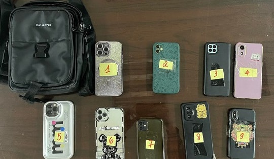 Bắt kẻ móc túi trộm nhiều điện thoại tại các điểm lễ chùa