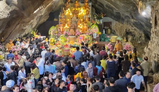 Chưa khai hội, hàng vạn du khách đã đến Chùa Hương đi lễ đầu năm