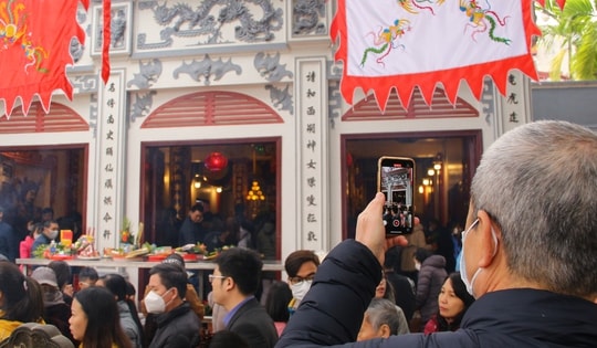 "Biển người" tới cầu tài lộc đầu năm tại phủ Tây Hồ