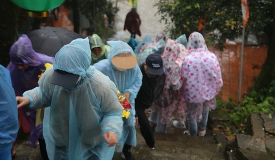 Mưa rét, hàng ngàn người vẫn đổ về chùa Hương Tích vãn cảnh đầu năm