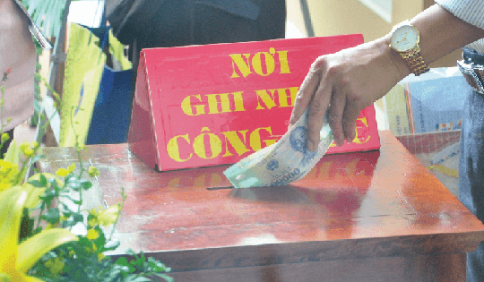 Quy định mới về tiền công đức, người dân đi lễ đầu năm cần biết