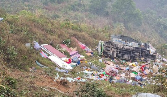 Xe tải mất phanh lao xuống vực sâu khiến 4 người bị thương