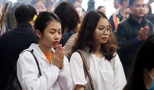 Đông nghịt người về phủ Tây Hồ lễ rằm tháng Giêng