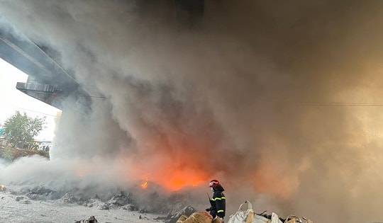 Cháy bãi phế liệu gầm cầu Thăng Long, khói đen bốc cao hàng chục mét