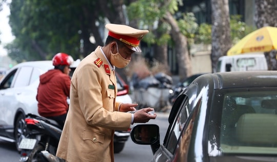 Tài xế say rượu lao vào tổ tuần tra, gây thương tích cho nhiều CSGT