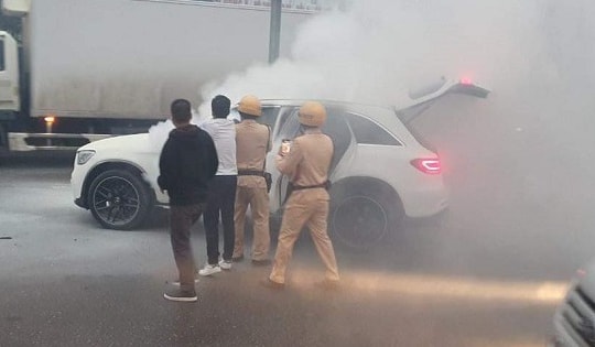 Ô tô bốc cháy dữ dội trên đường Phạm Hùng