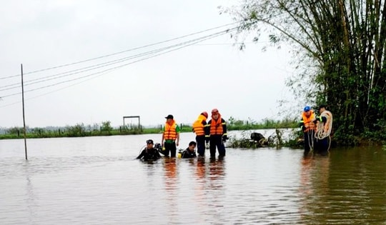 Hai vợ chồng đi qua đập tràn, một người đuối nước tử vong