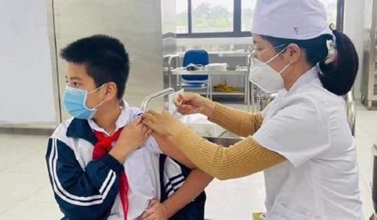 Ngày 25/2: Ca mắc mới COVID-19 gấp 2,5 lần bệnh nhân khỏi