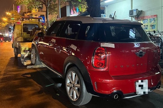 Bị kiểm tra nồng độ cồn, tài xế bỏ chạy, hất cảnh sát giao thông lên nóc capo