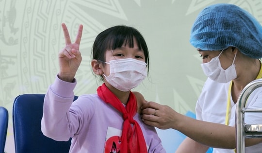 Kỷ niệm Ngày Thầy thuốc Việt Nam (27/2): Nhìn lại chiến dịch tiêm vaccine chưa từng có trong lịch sử, đưa Việt Nam trở lại cuộc sống bình thường