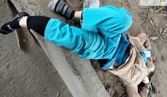 Truy tìm lái xe phân khối lớn tông gãy chân chị lao công