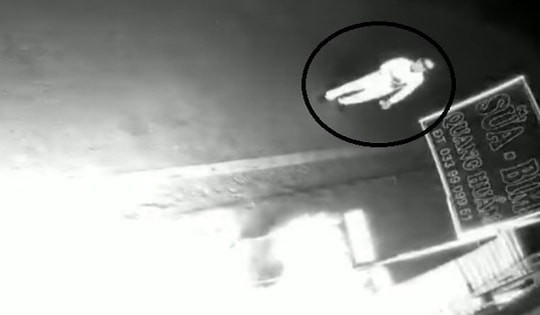 Truy tìm kẻ lạ mặt ném bom xăng vào chủ cửa hàng ở Hải Phòng trong đêm