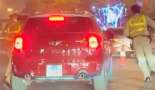 Tạm giữ lái xe hất cảnh sát giao thông lên nóc capo khi bị kiểm tra nồng độ cồn