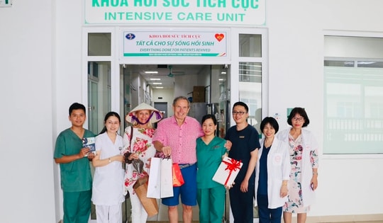 Hai bệnh nhân người Anh từng mắc COVID-19 về Việt Nam, thăm và cảm ơn các y bác sĩ