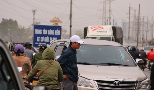 Dòng xe xếp hàng lấy số đăng kiểm khiến giao thông ùn tắc