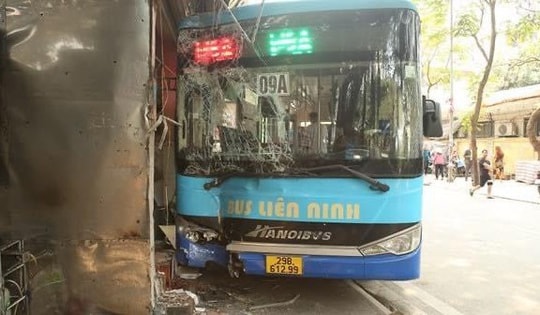 Hà Nội: Tránh hiện trường tai nạn, xe bus lao lên vỉa hè trên phố Đội Cấn