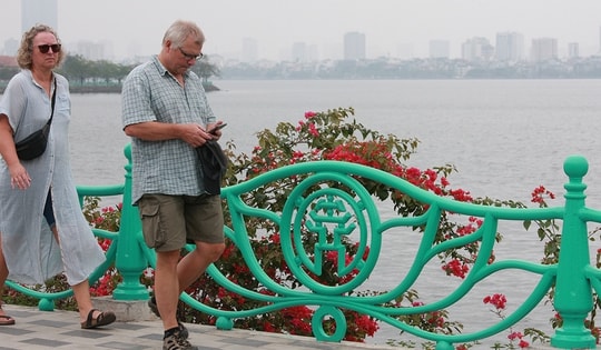 Ngỡ ngàng với giàn hoa giấy đỏ rực cả một góc hồ Tây