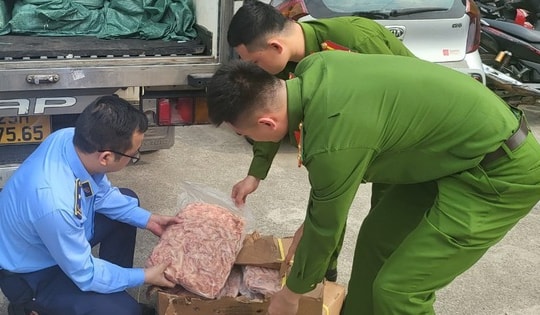 Tạm giữ 2 tấn chân gà rút xương đông lạnh có dấu hiệu vi phạm
