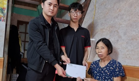 Trao tiền của bạn đọc Báo Sức khỏe & Đời sống hỗ trợ hoàn cảnh khó khăn ở Huế