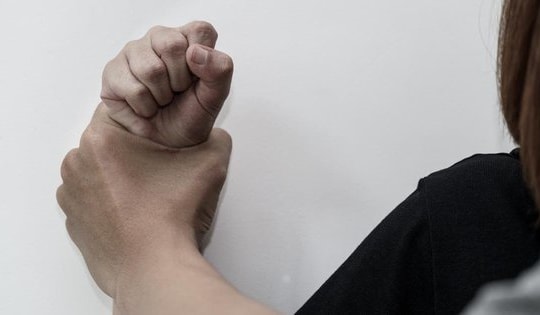 Hôn bạn gái cũ giữa đám cưới