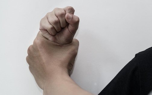 1/3 nam giới thừa nhận từng lừa dối vợ trong các chuyến đi công tác trong một cuộc thăm dò