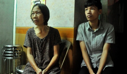 MS 818: Mồ côi cha, 2 anh em làm thêm kiếm tiền nuôi mẹ điều trị ung thư, học đại học