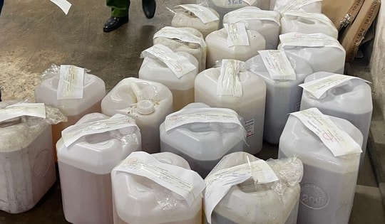 Tháng An toàn thực phẩm 2023: Biết rượu không rõ nguồn gốc, tiểu thương vẫn nhập hàng nghìn lít để kiếm lời