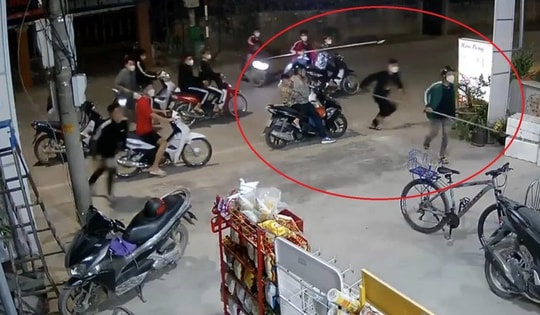 Điều tra nhóm đối tượng dùng hung khí đánh người ở cửa hàng tạp hóa trong đêm