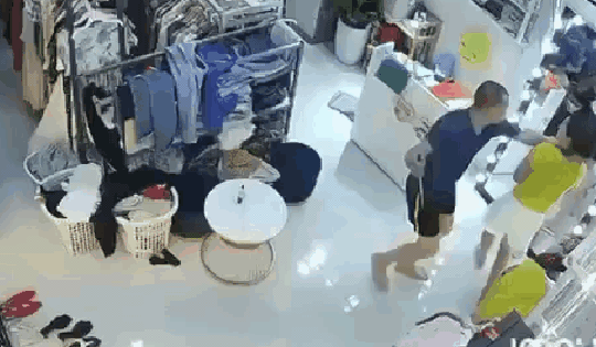 Hy hữu, thanh niên cầm dao khống chế chủ shop quần áo ép quan hệ và cái kết bất ngờ