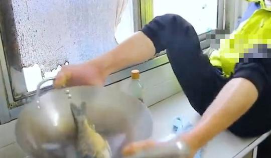 Dùng chân chăm sóc vợ và con mới sinh, người chồng khuyết tật gây xúc động mạnh