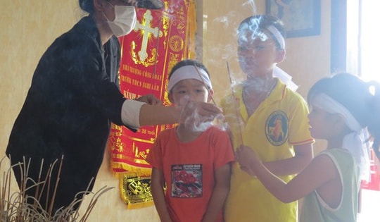 Trao tiền bạn đọc ủng hộ đến 3 đứa trẻ mất bố, mẹ do lũ cuốn trôi