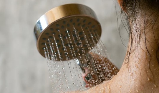 10 năm hôn nhân hết mực chăm lo gia đình chồng nhưng vẫn không được đưa chìa khoá nhà, mùa đông không được tắm nước nóng quá 10 phút