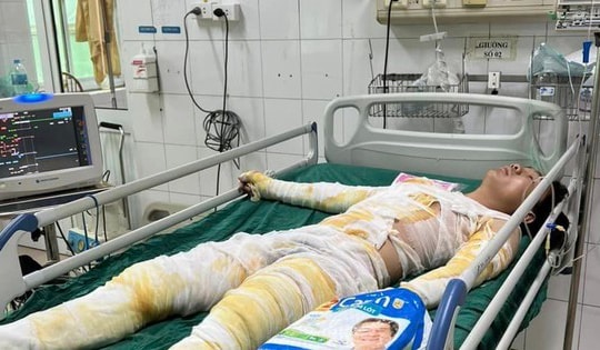 MS 843: Xót thương cậu bé mồ côi cha giờ có nguy cơ cưa bỏ chân vì tai nạn