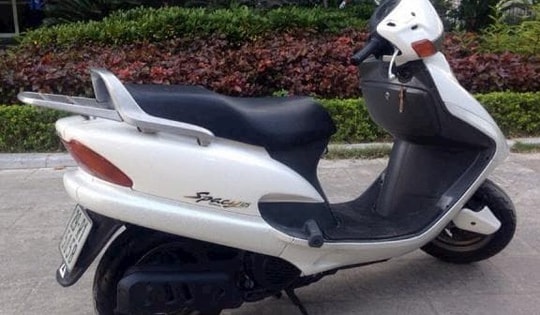 Xe máy "huyền thoại" từng khiến dân Việt mê mẩn: Lạ kì dòng xe tuổi đời gần 30 năm vẫn gây sốt, có chiếc giá đắt hơn cả ô tô