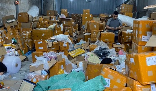 Phát hiện kho hàng chứa rất nhiều sản phẩm mỹ phẩm, đồ gia dụng nhập lậu ở ngoại thành Hà Nội