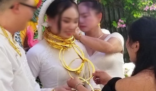 Cô dâu đeo vàng trĩu cổ, nhận 5 tỉ đồng trong ngày lễ nạp tài
