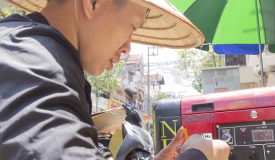 Người dân Quảng Ninh đổ xô mua máy phát điện, ra bãi biển tránh nóng