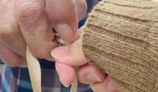 Con dâu xúc động khi được bố chồng đưa đồ ăn sáng đến tận công ty