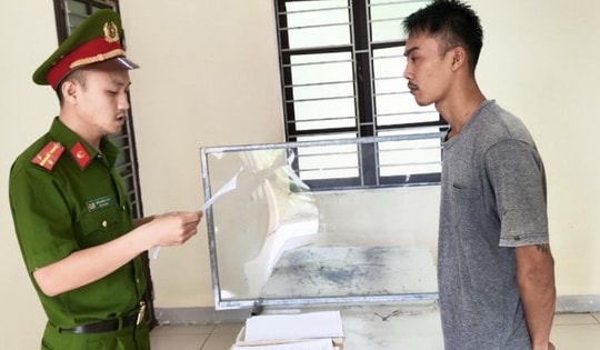 Ôm hai con về ở với bố vợ sau ly thân, con rể trộm tiền với lợn đất tiết kiệm của ông