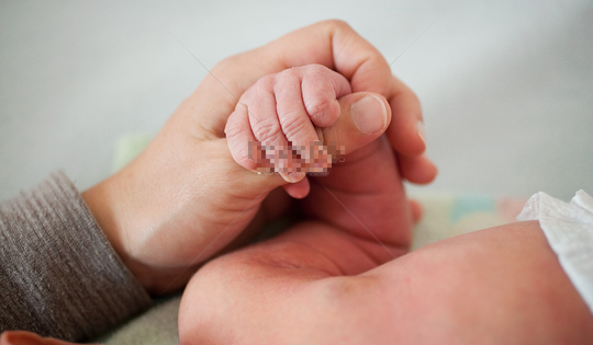 Bàng hoàng biết sự thật về chồng khi phát hiện vết bớt quen thuộc trên cổ đứa con mới sinh của bạn thân