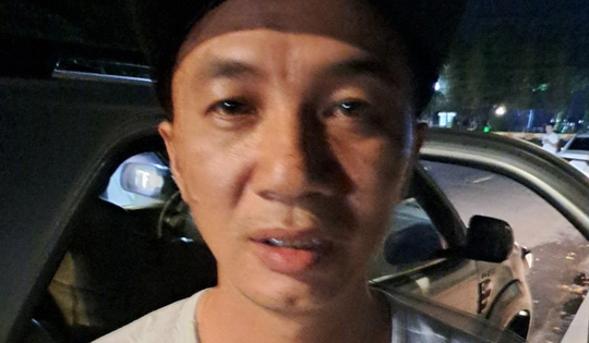 Chém vợ cũ gần đứt chân, con trai vào can cũng bị chém