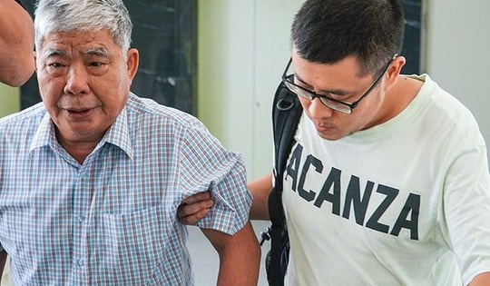 Ông Lê Thanh Thản được người thân dìu ra hầu toà trong vụ bán cả toà chung cư xây trái phép, thu lợi bất chính hơn 481 tỷ đồng