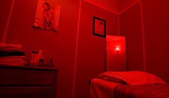 Nhanh trí gửi tin nhắn giữa đêm, cô gái bản được cứu khỏi 'động quỷ'