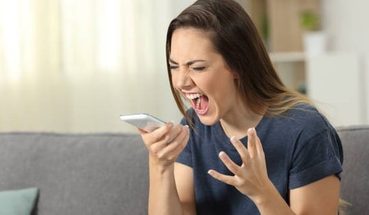 Vợ gọi điện mắng nhiếc bạn chồng thậm tệ khi anh sang nhà bạn xem bóng đá