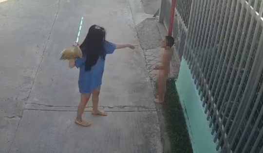 Sốc: Cậu bé mồ côi mẹ bị một phụ nữ trói vào cột điện đánh đập dã man trong tình trạng trần truồng