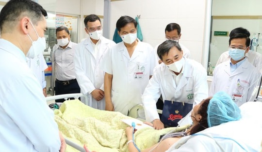 Thứ trưởng Bộ Y tế Trần Văn Thuấn thăm, trao quà động viên bệnh nhân nặng trong vụ cháy chung cư mini