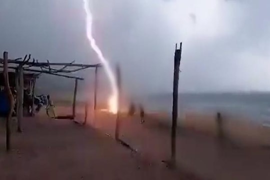 Khoảnh khắc nữ du khách bị sét đánh tử vong trên bãi biển