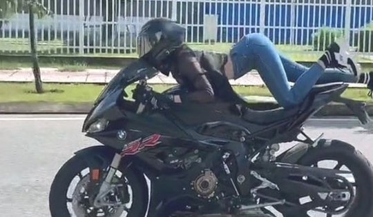 Người đàn ông hướng dẫn Ngọc Trinh 'làm xiếc' trên xe phân khối lớn là ai?