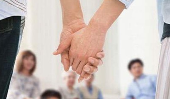 Con trai đưa bạn gái về ra mắt, cha mẹ ngỡ ngàng vì tưởng đó là bà thông gia tương lai